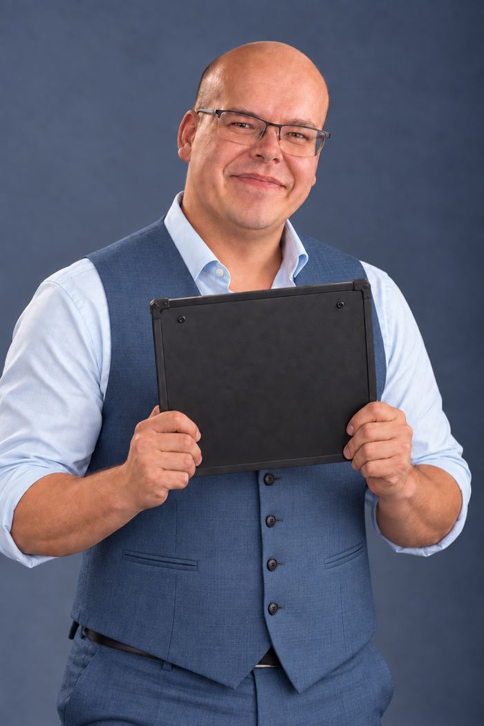 Jesse Ray houdt een bordje vast met de beschreven kant naar zich toe